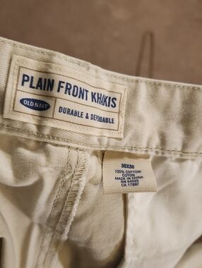Nice Old Navy Men's Plain Front Khaki pants Beige/Tan 36 x 28. 100% cotton